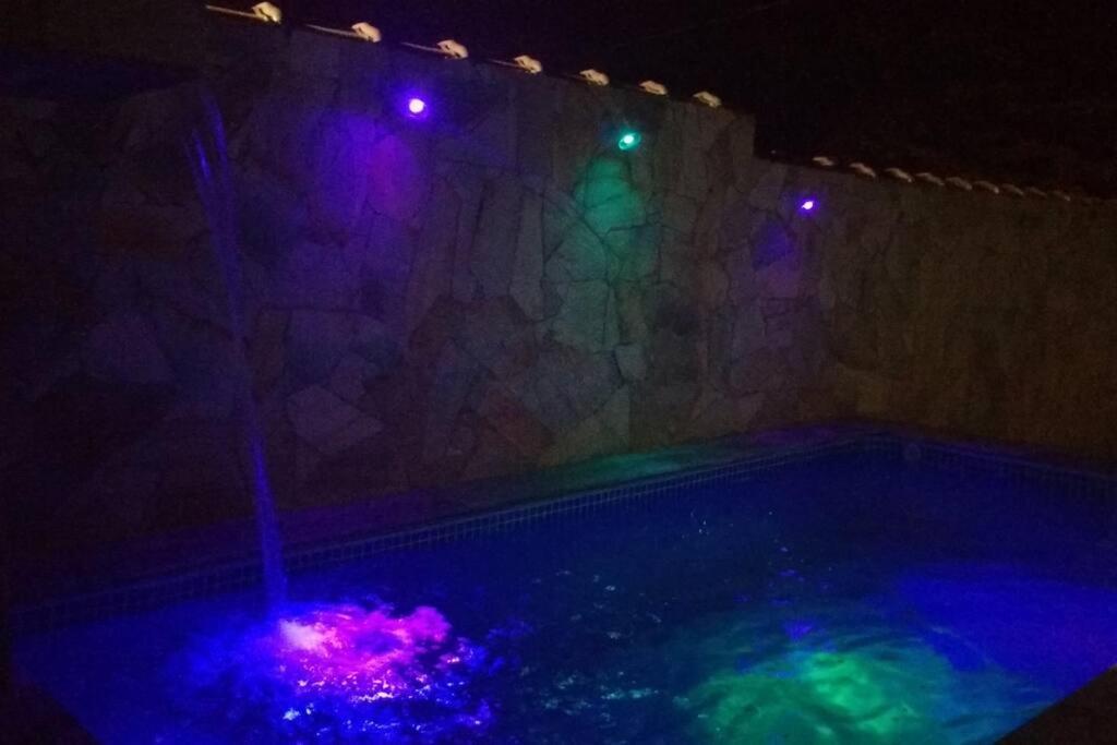 Casa de Férias Casa Com Piscina Aquecida, Churrasqueira E Wi-fi, Lado De